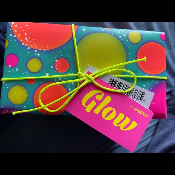 Lush Glow Gift Set NWT - Picture 2 of 3